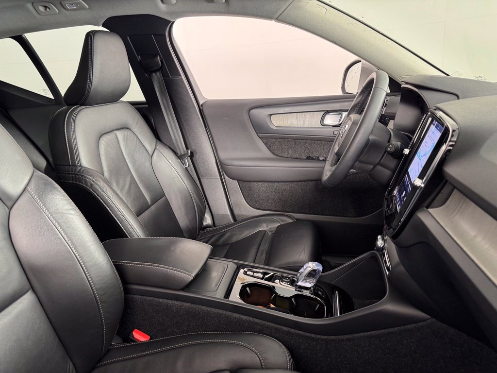 Certified 2023 Volvo XC40 B5 Ultimate w/ Protection Package Premier AWD/4WD image 2