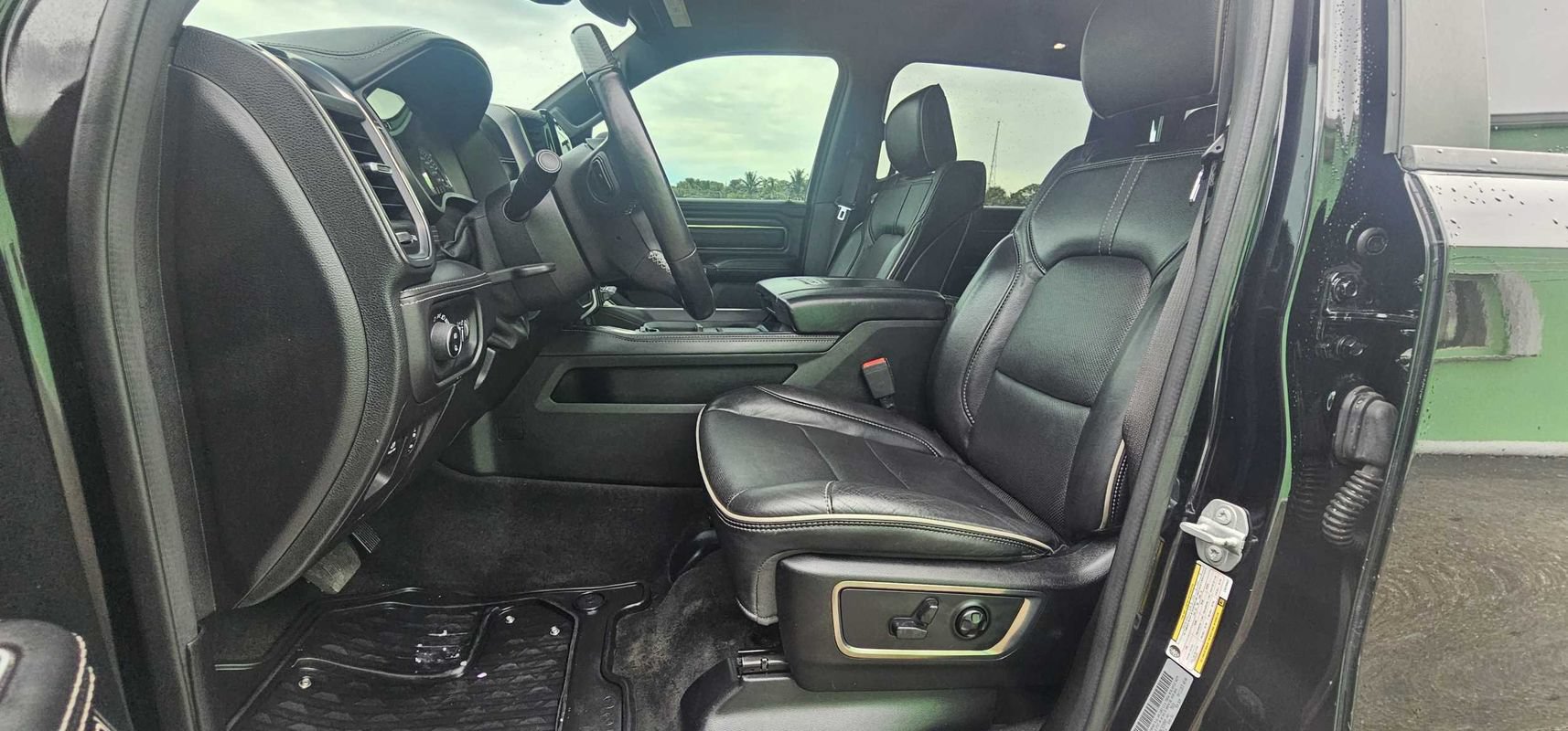 Used 2020 RAM 1500 Limited w/ Black Appearance Package AWD/4WD image 9
