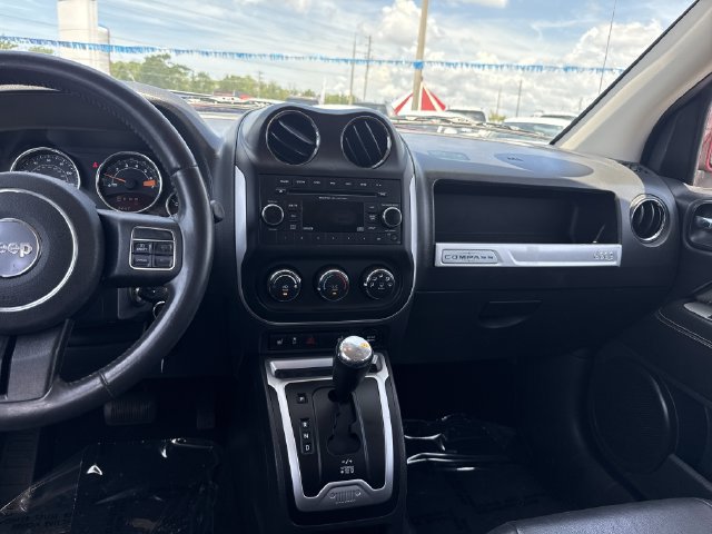 Used 2014 Jeep Compass Latitude FWD image 21