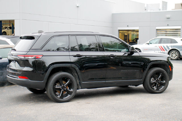 Used 2024 Jeep Grand Cherokee Altitude AWD/4WD image 15