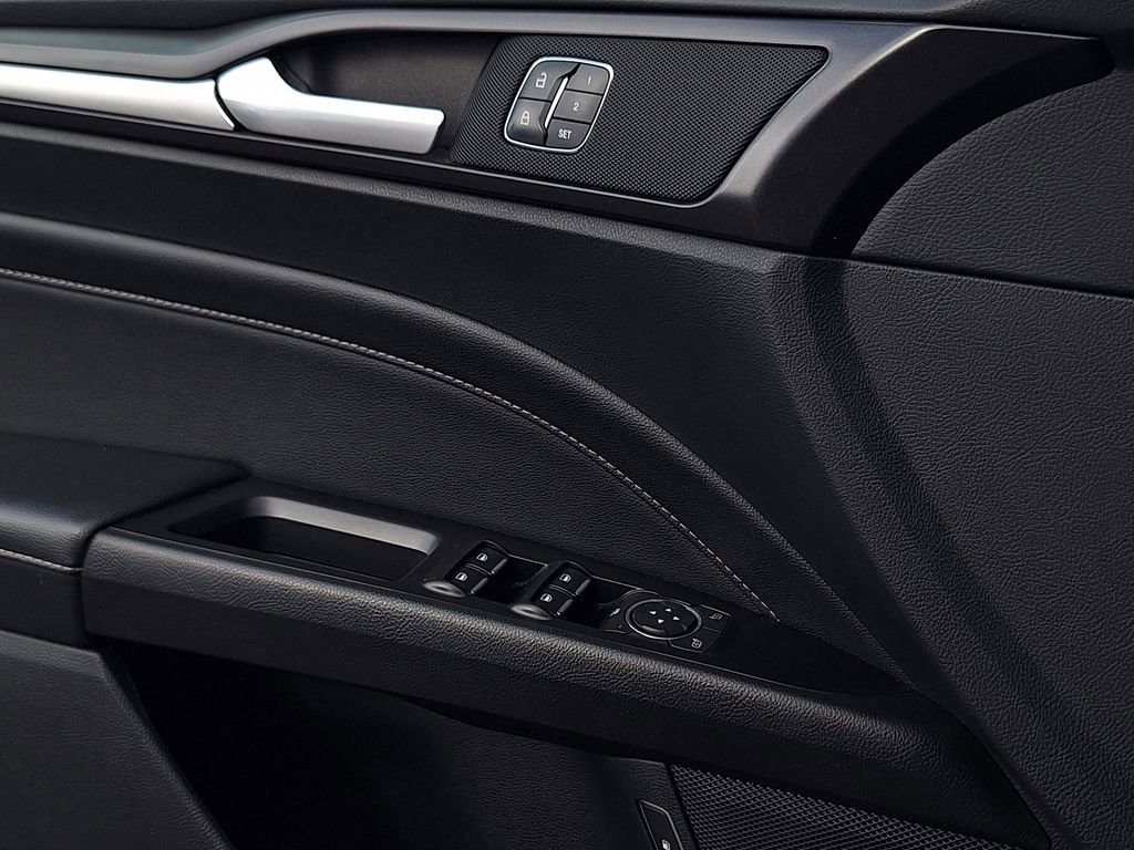 Used 2019 Ford Fusion Energi Titanium FWD image 9