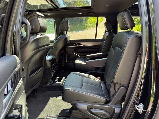 New 2025 Jeep Wagoneer L Series II w/ Premium Group I image 15