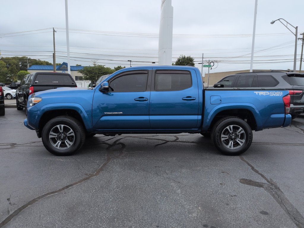 Used 2017 Toyota Tacoma TRD Sport AWD/4WD image 2
