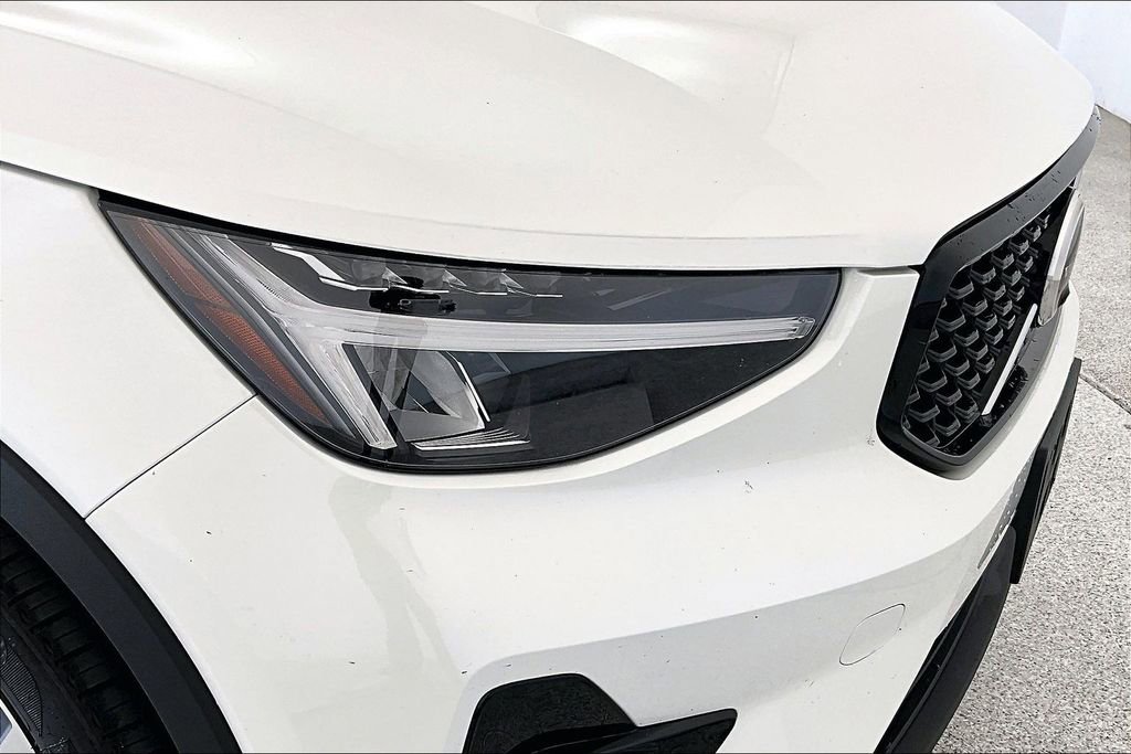 Certified 2025 Volvo XC40 B5 Plus image 39