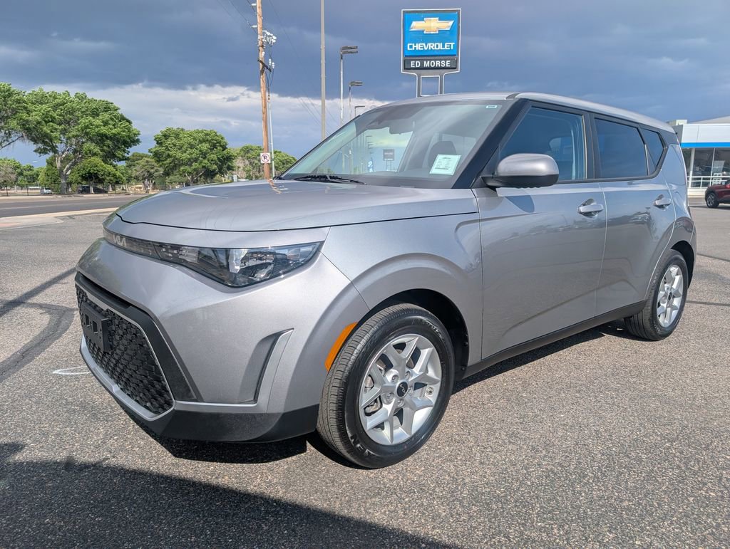 Used 2025 Kia Soul LX FWD image 1