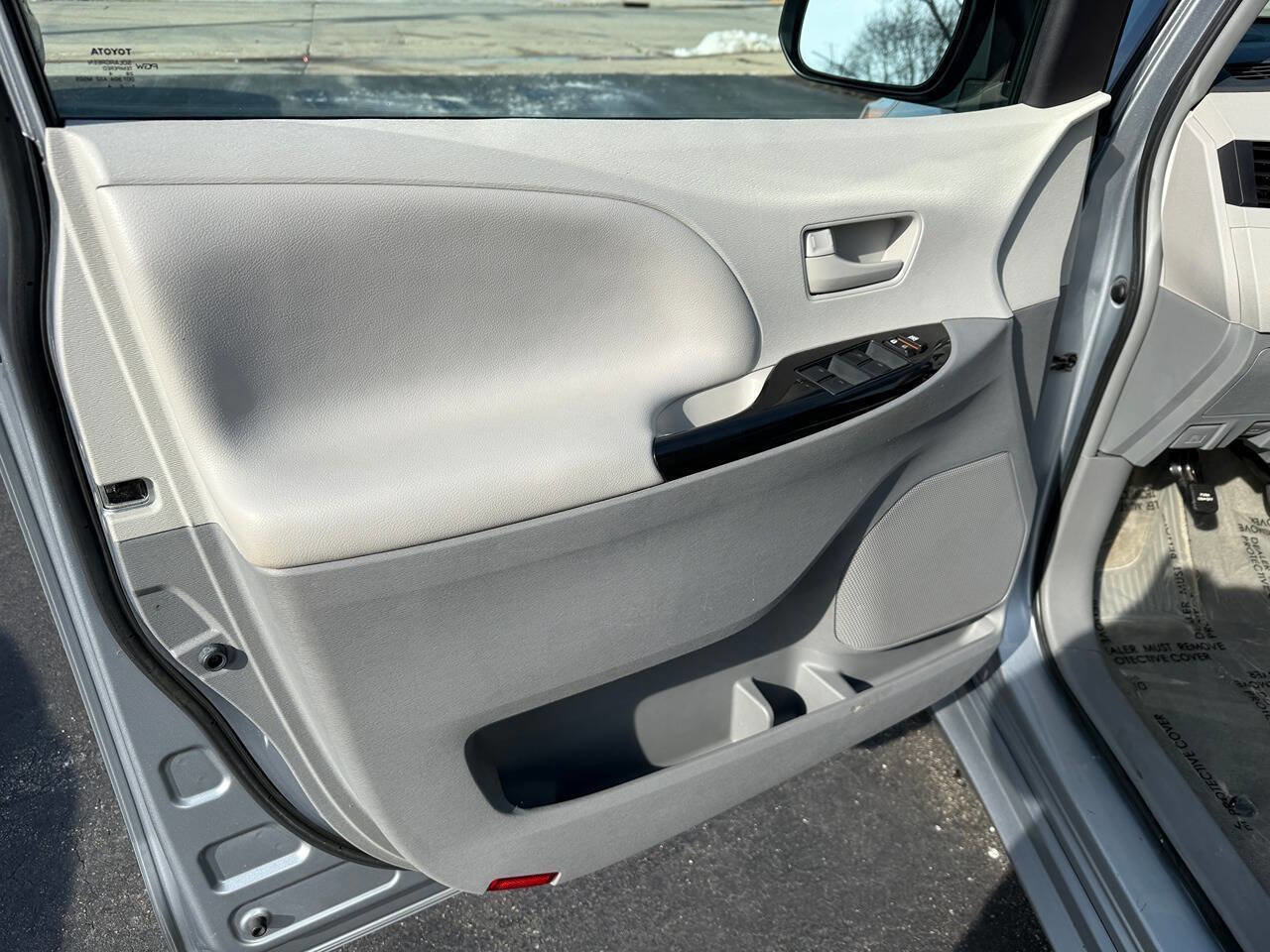 Used 2014 Toyota Sienna LE image 7