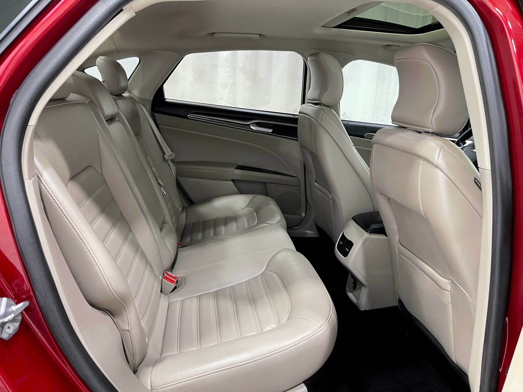 Used 2018 Ford Fusion SE w/ Fusion SE Technology Package FWD image 31