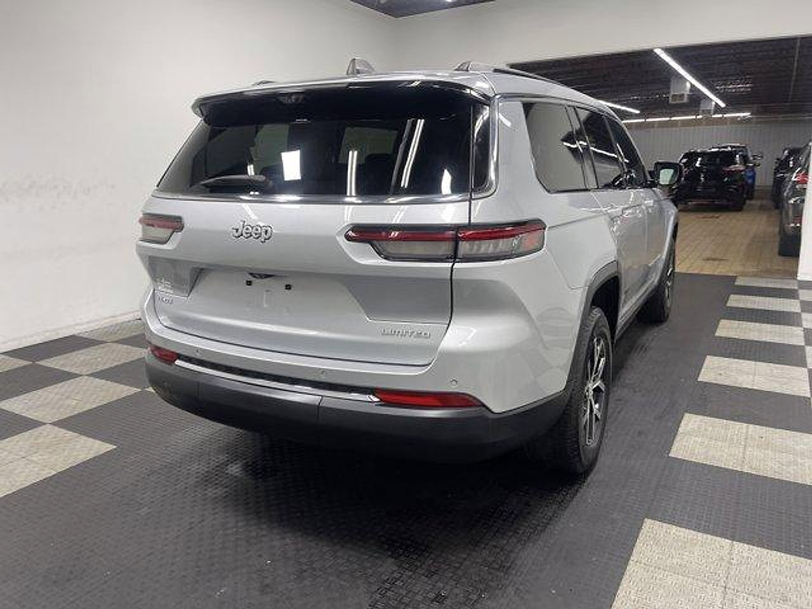 Used 2024 Jeep Grand Cherokee L Limited w/ Luxury Tech Group II AWD/4WD image 4