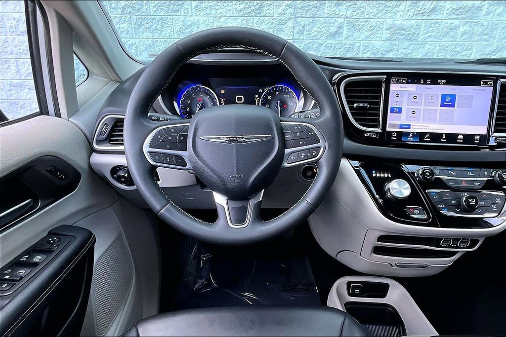 Used 2024 Chrysler Pacifica Touring-L FWD image 4