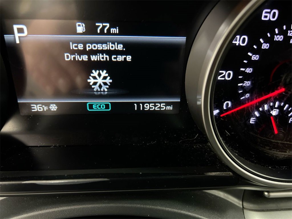 Used 2023 Kia Carnival LX image 12