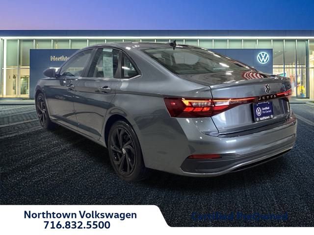 Used 2025 Volkswagen Jetta SE w/ Sunroof Package image 3