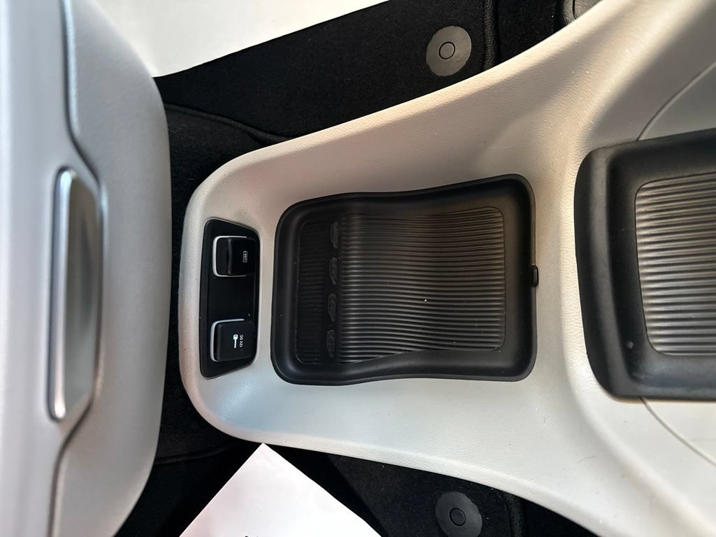 Used 2019 Chrysler Pacifica Touring Plus w/ Tire & Wheel Group FWD image 34