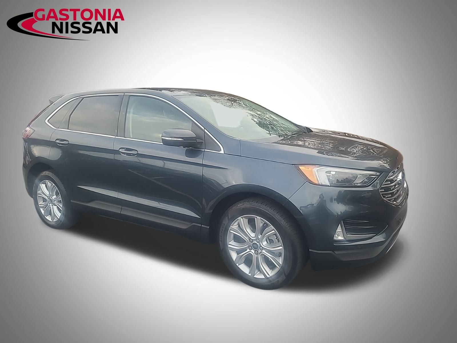 Used 2022 Ford Edge Titanium image 2