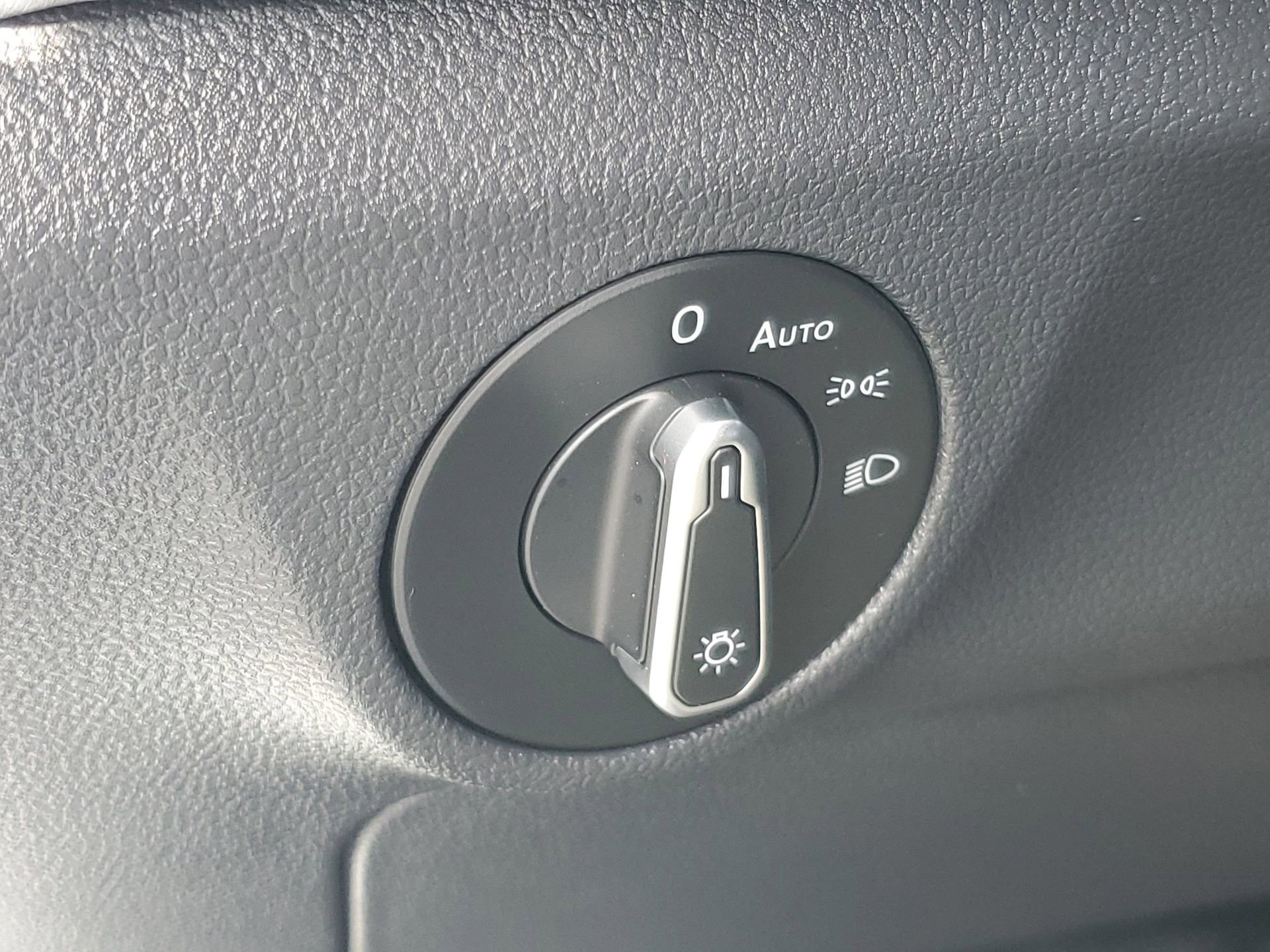 Used 2025 Volkswagen Jetta SE FWD image 19