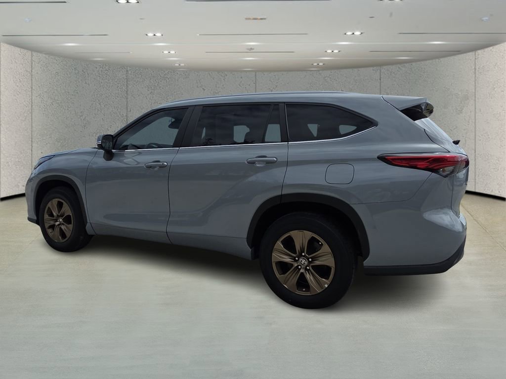 Used 2023 Toyota Highlander Bronze Edition image 5