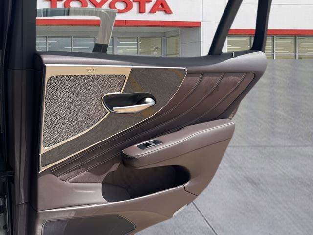 Used 2018 Lexus LS 500 w/ Interior Upgrade Package image 35
