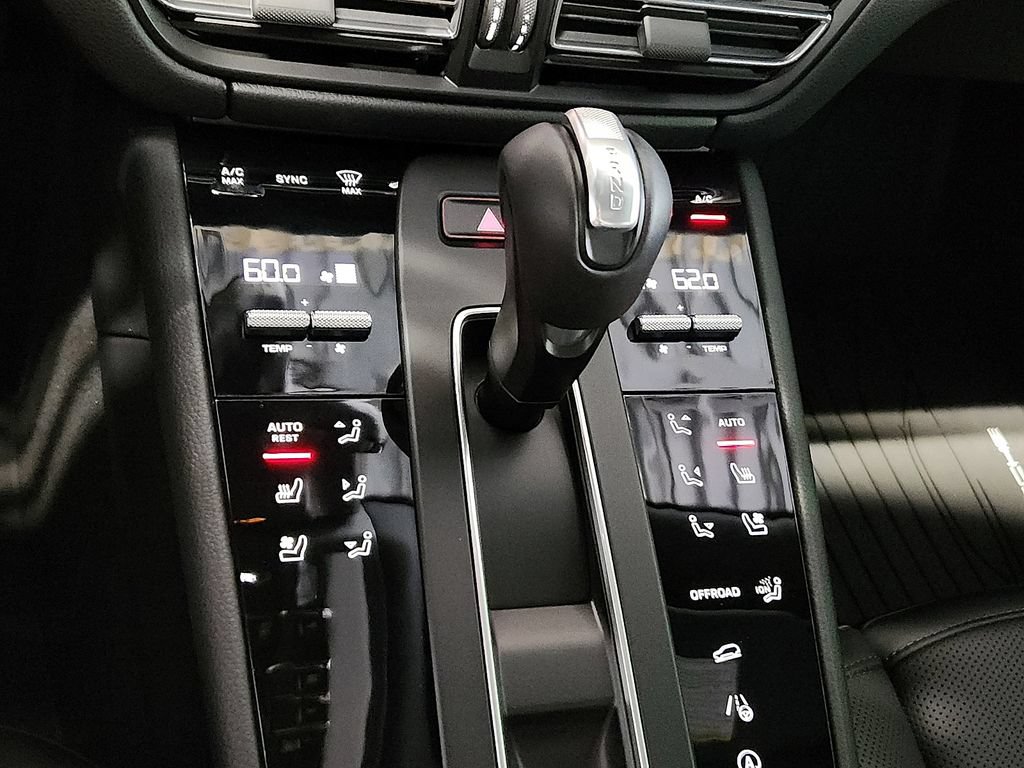 Certified 2026 Porsche Macan AWD/4WD image 16