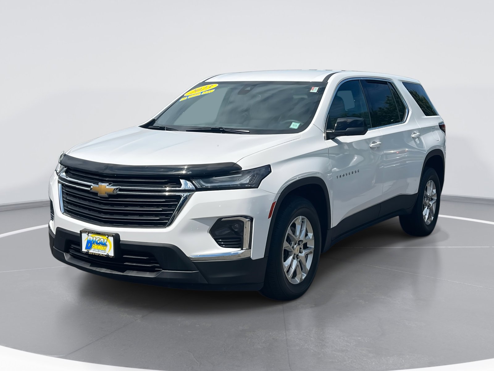 Used 2023 Chevrolet Traverse LS image 3