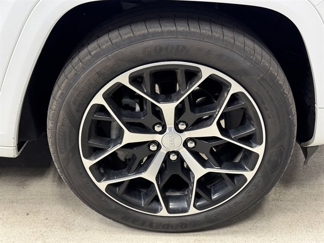 Used 2022 Jeep Grand Cherokee Summit AWD/4WD image 9