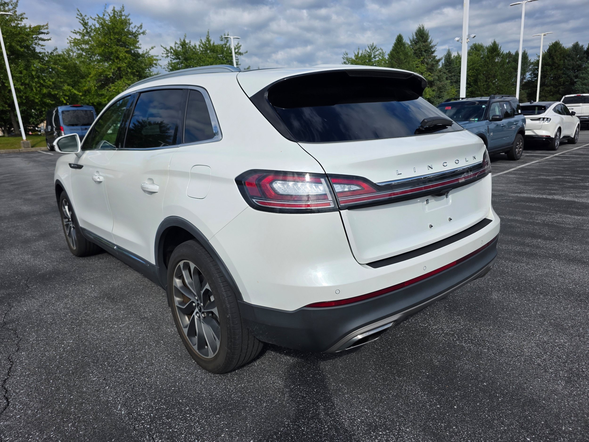 Used 2022 Lincoln Nautilus Reserve AWD/4WD image 3