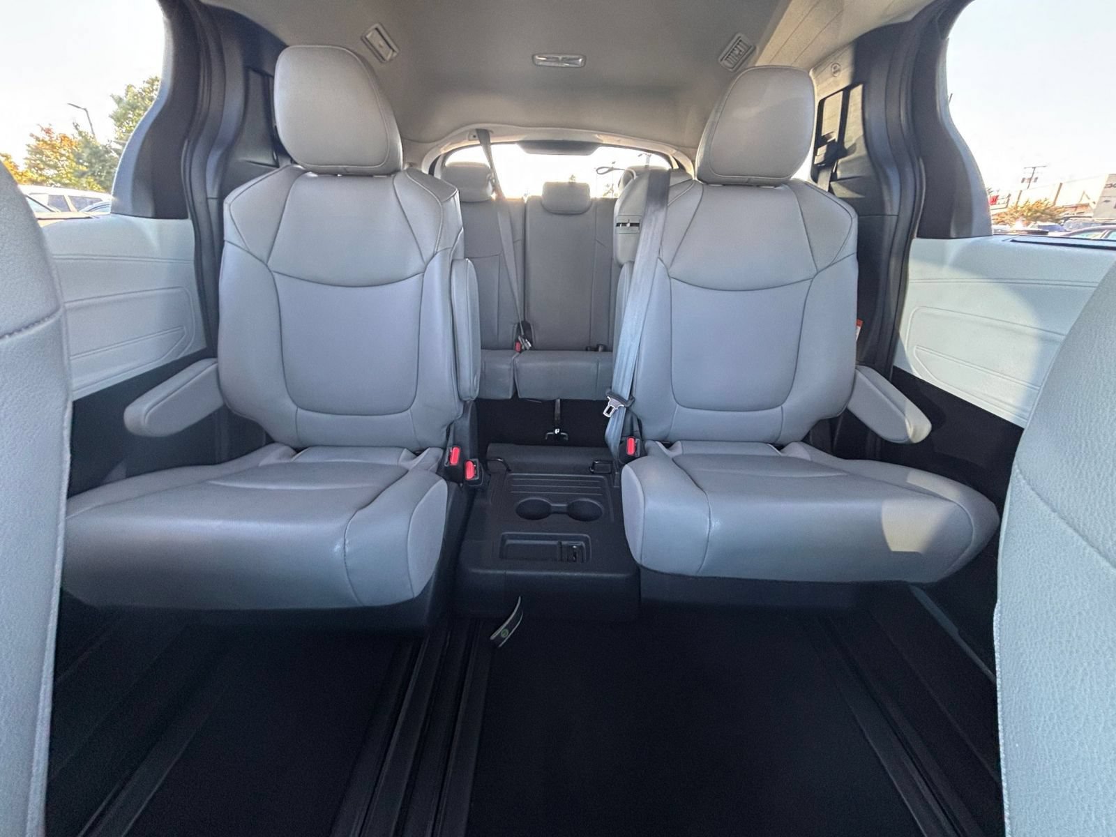 Used 2025 Toyota Sienna XLE FWD image 41