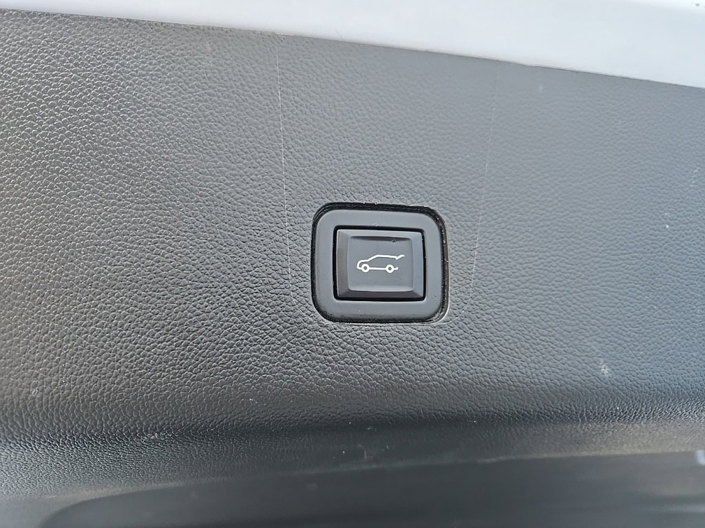 Used 2022 Chevrolet Traverse RS image 95