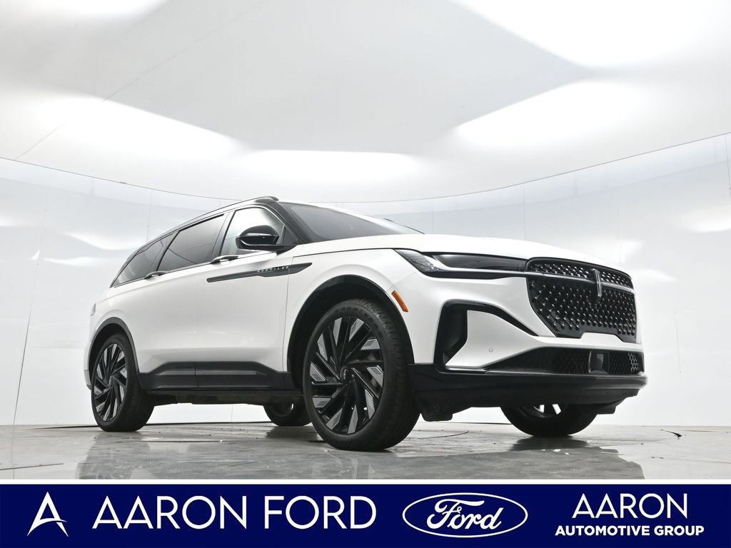 Used 2025 Lincoln Nautilus Reserve w/ Jet Appearance Package AWD/4WD image 3