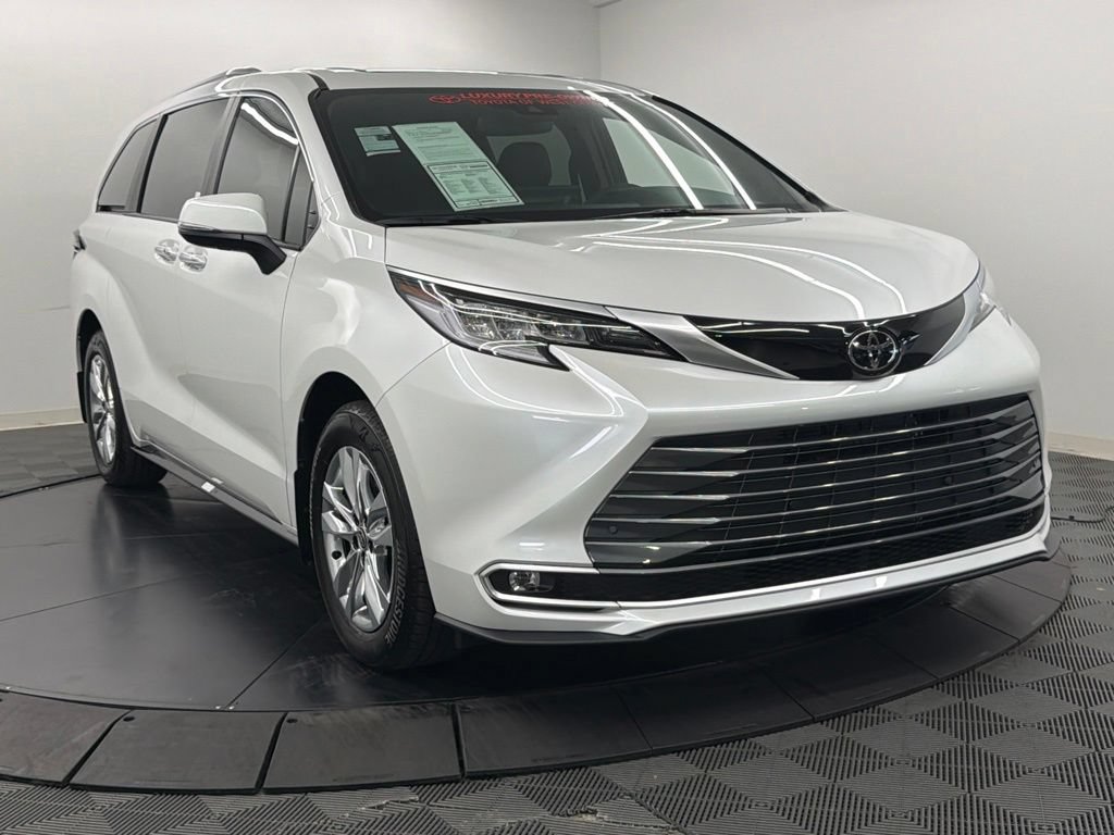 Used 2026 Toyota Sienna Limited FWD image 8