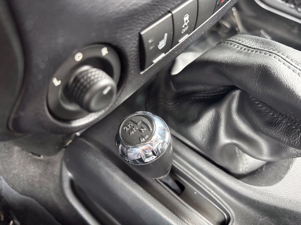 Used 2015 Jeep Wrangler Unlimited Rubicon AWD/4WD image 11