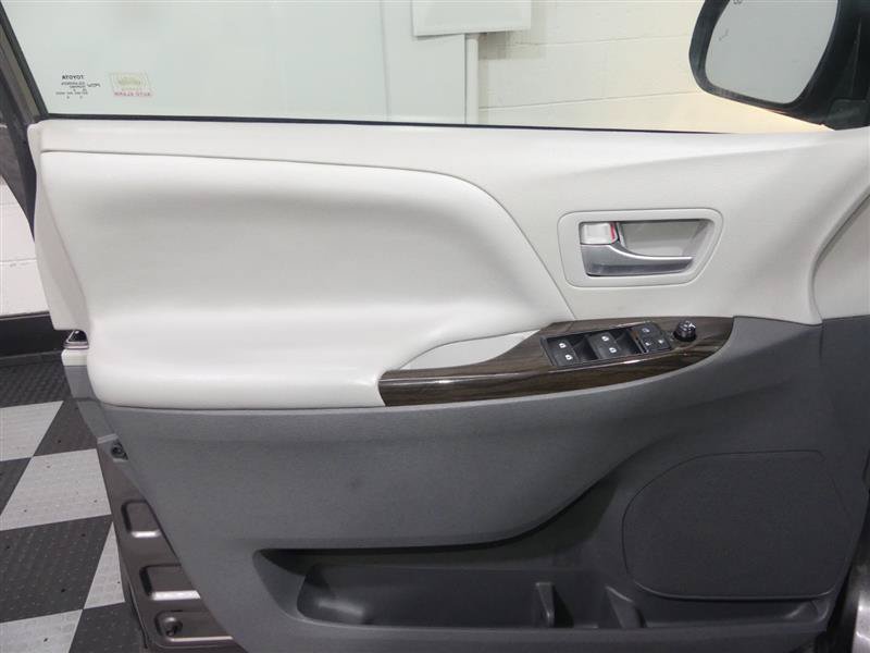 Used 2017 Toyota Sienna XLE Premium AWD/4WD image 18
