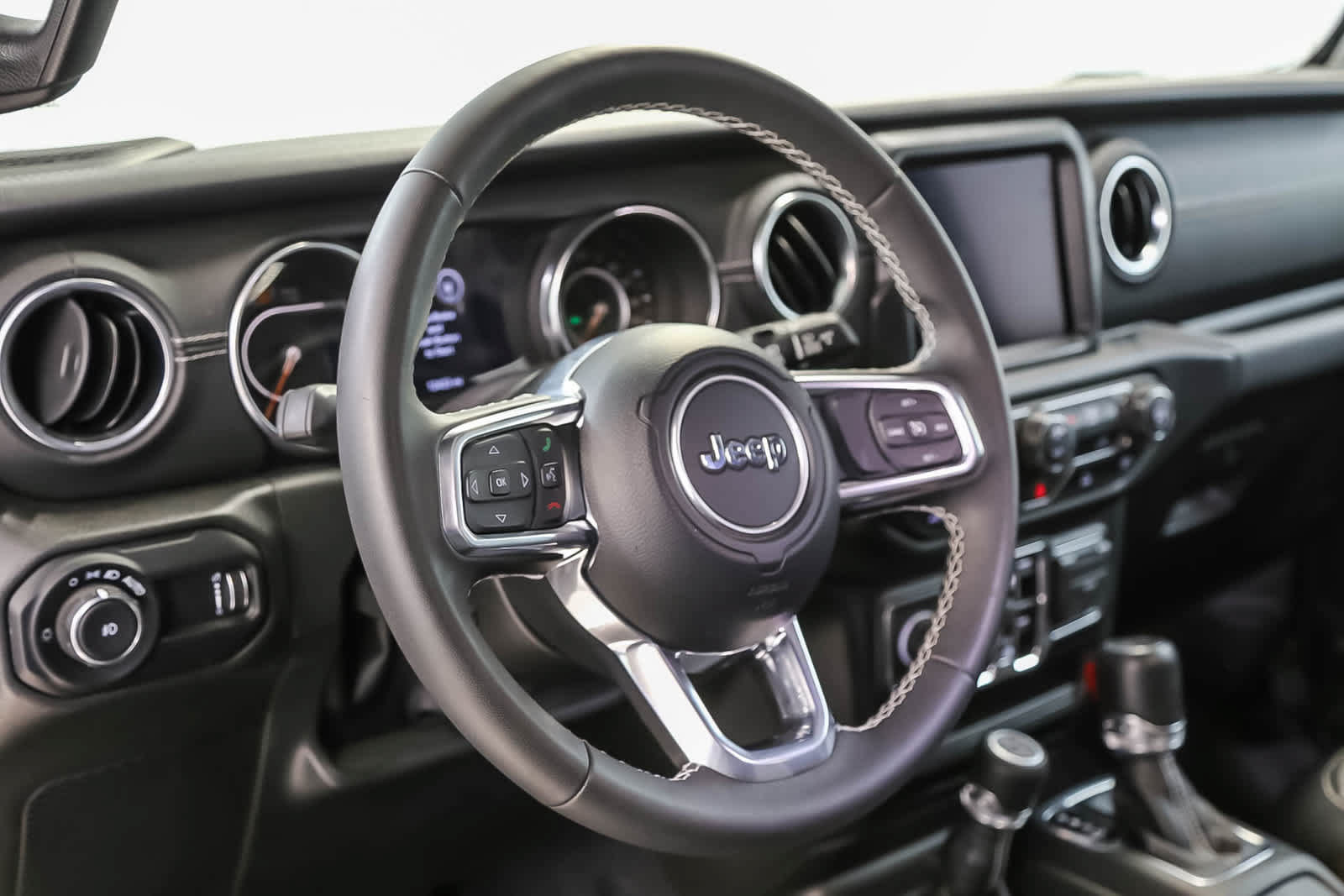 Used 2023 Jeep Wrangler Unlimited Sahara AWD/4WD image 4