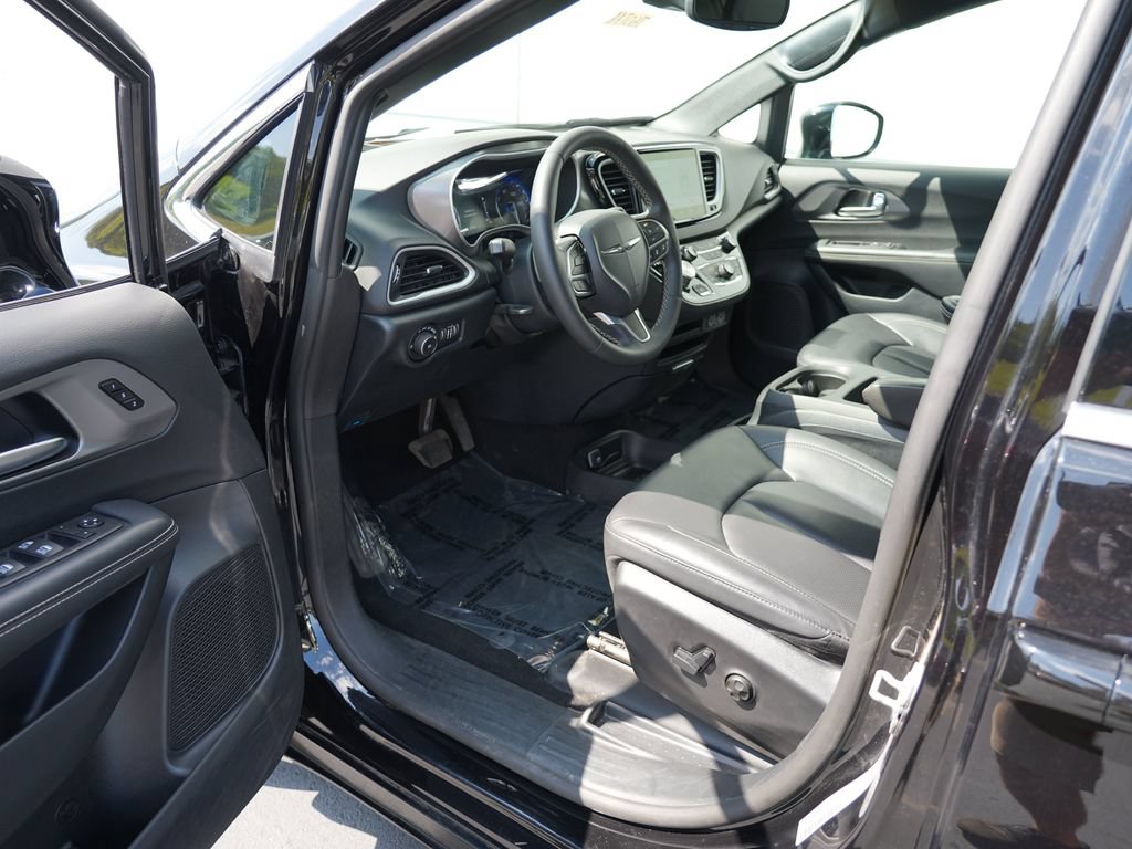 Used 2025 Chrysler Pacifica Select FWD image 13
