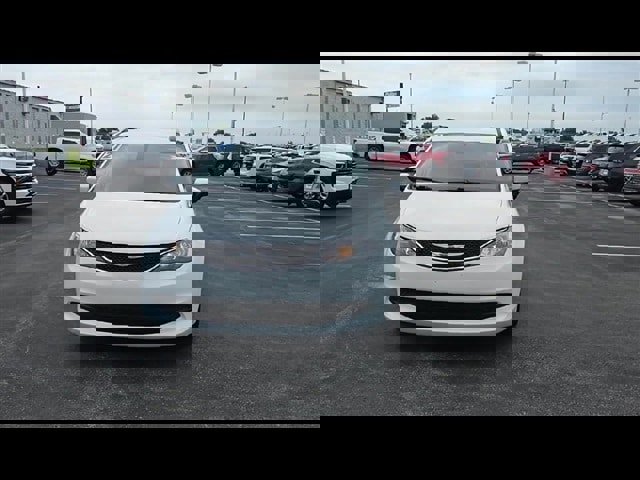 Used 2021 Chrysler Voyager Lxi image 3