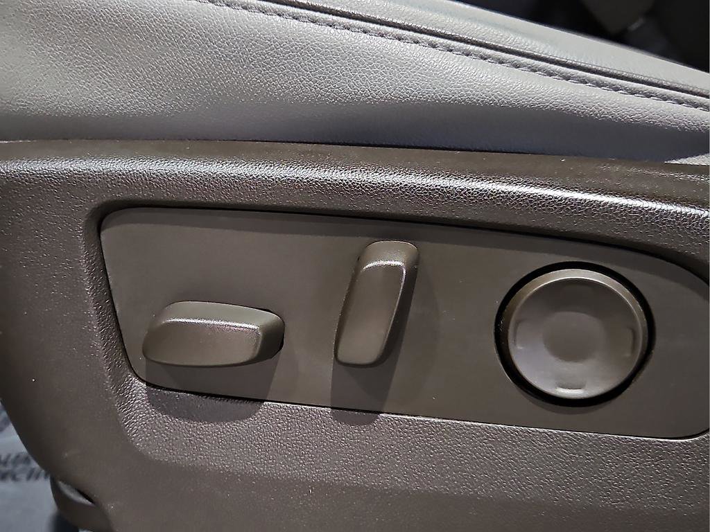 Used 2023 GMC Yukon SLT w/ SLT Luxury Package image 19