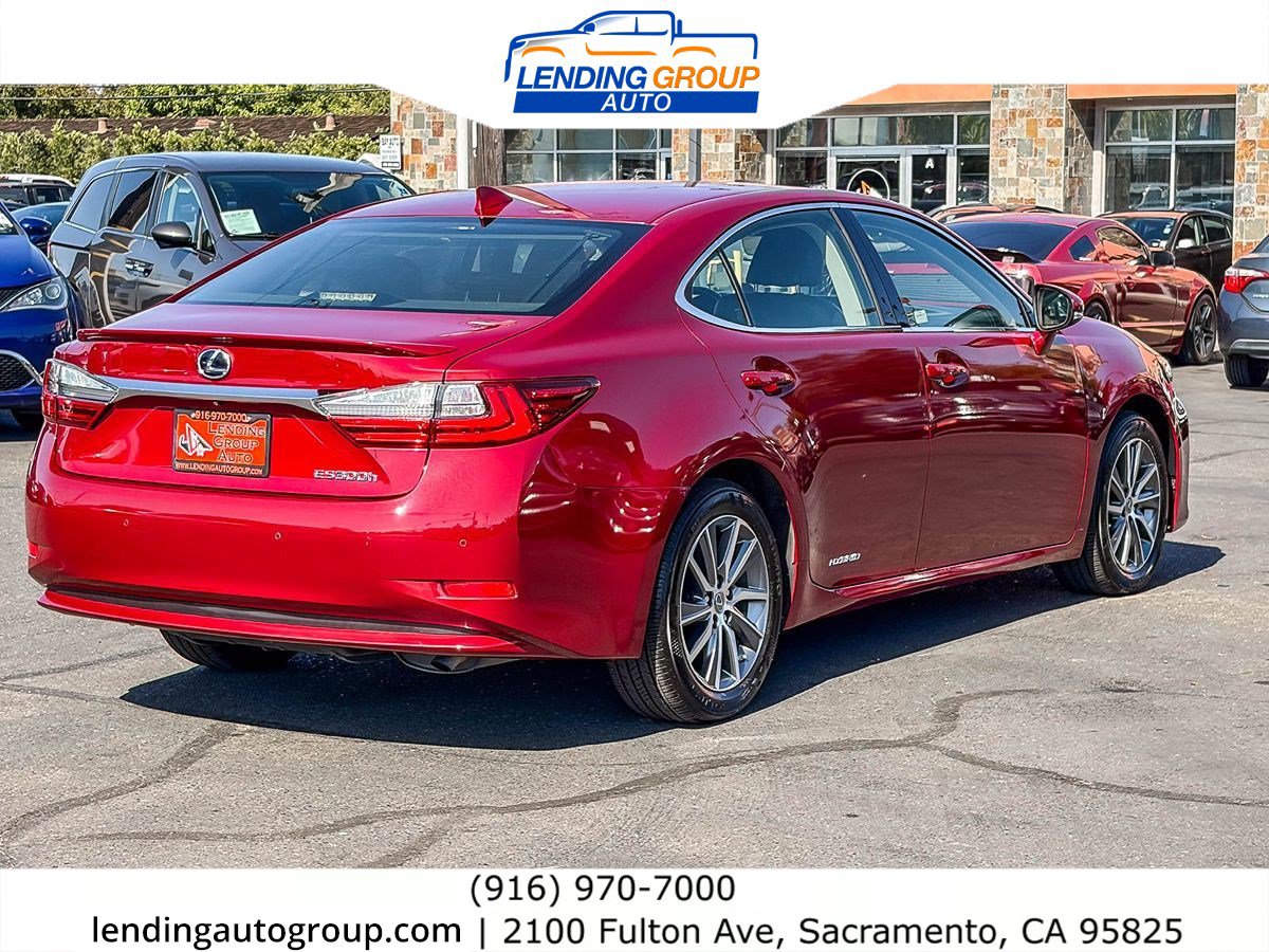 Used 2017 Lexus ES 300h w/ Luxury Package FWD image 4