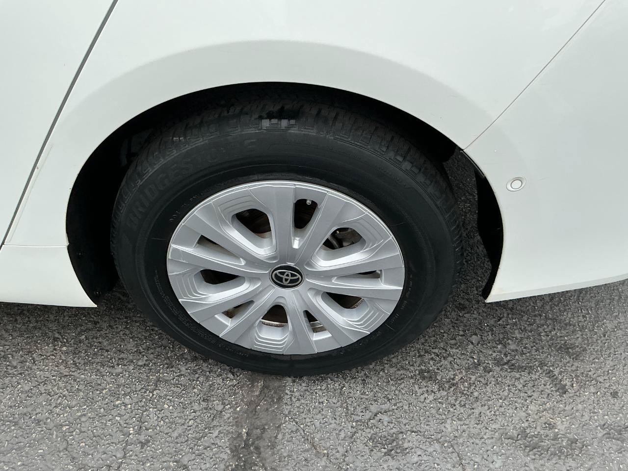 Used 2022 Toyota Prius LE FWD image 6