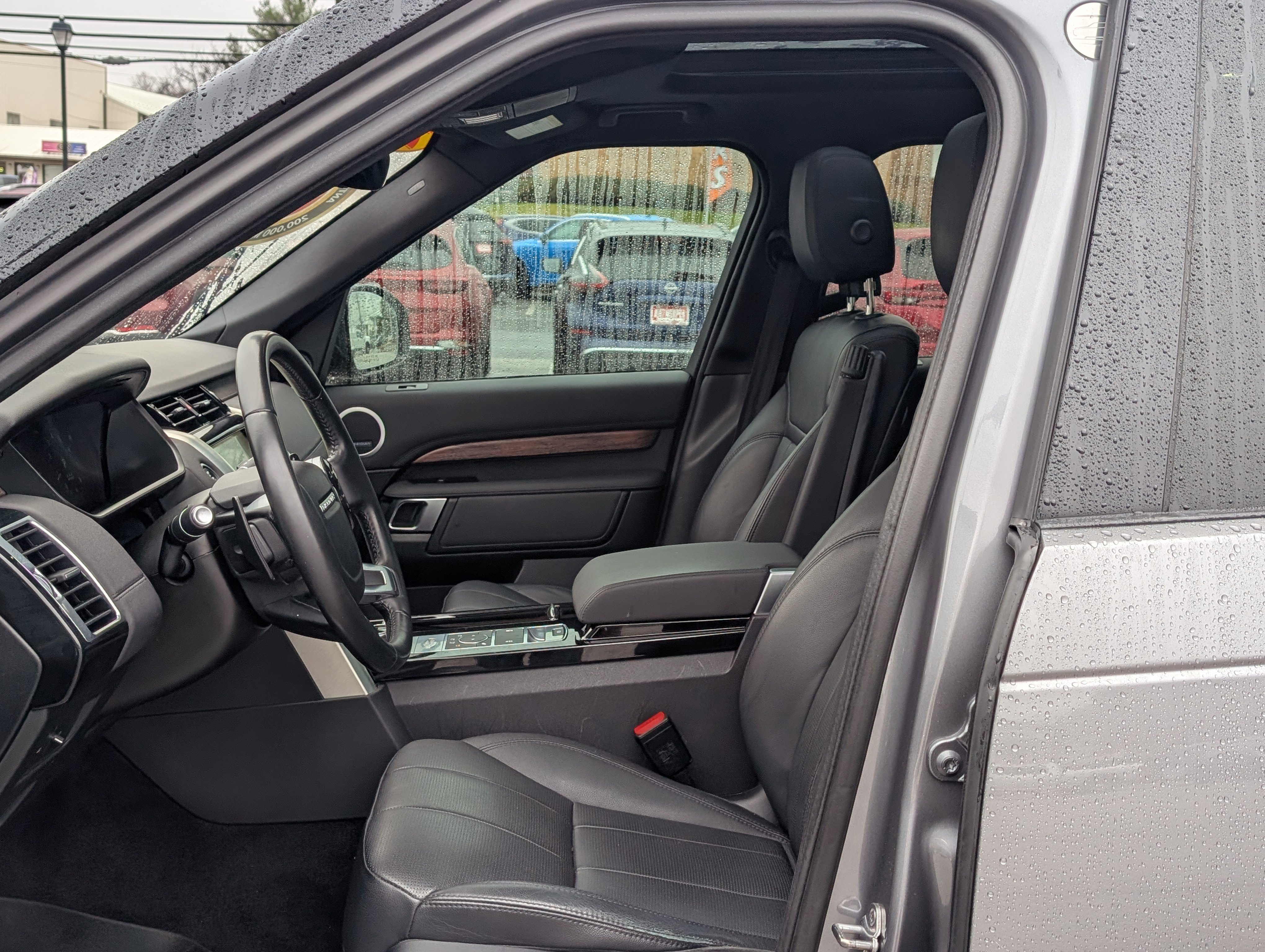 Used 2020 Land Rover Discovery HSE image 16