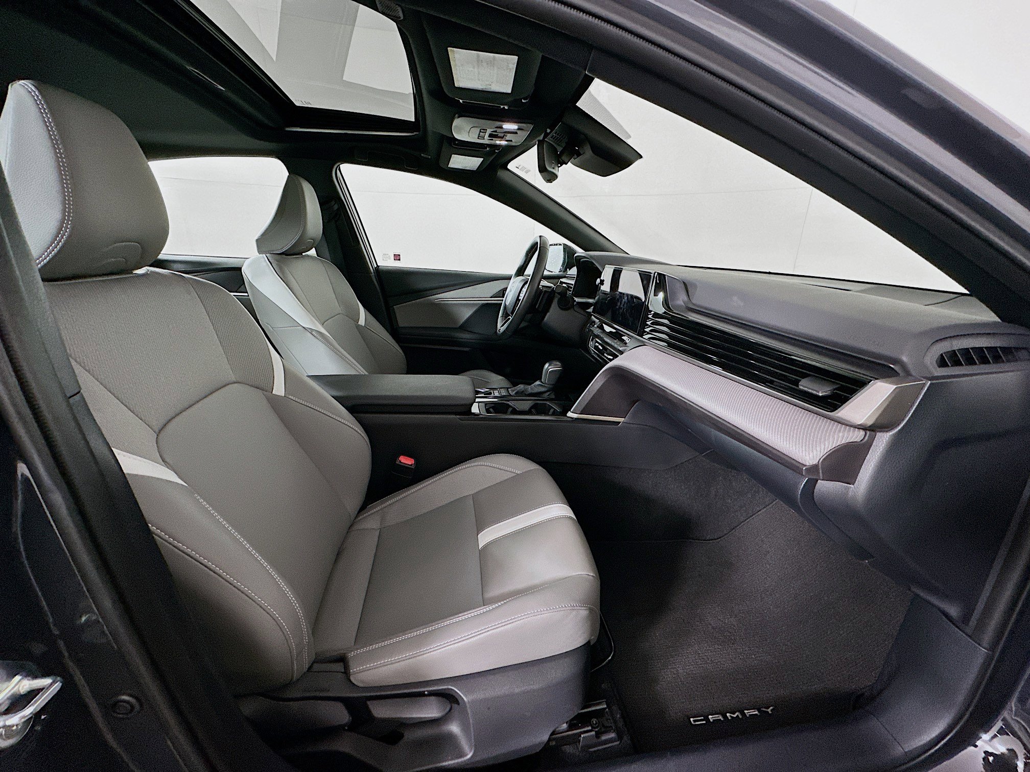 Used 2025 Toyota Camry SE image 31