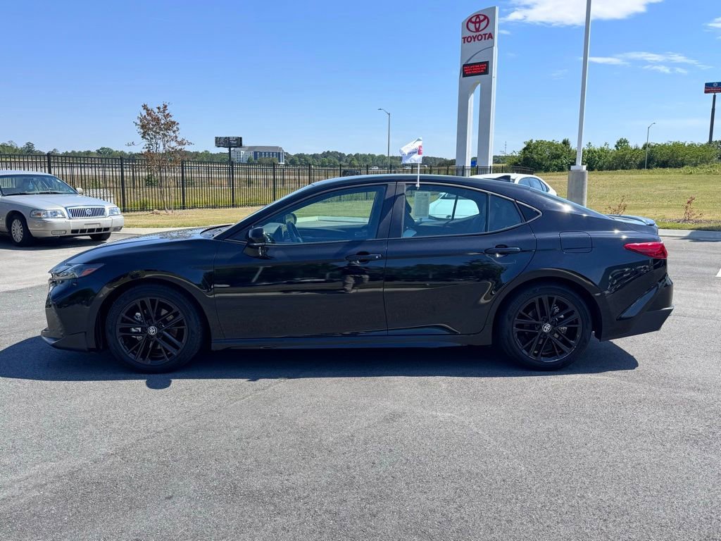 Used 2025 Toyota Camry SE w/ Convenience Package FWD image 3