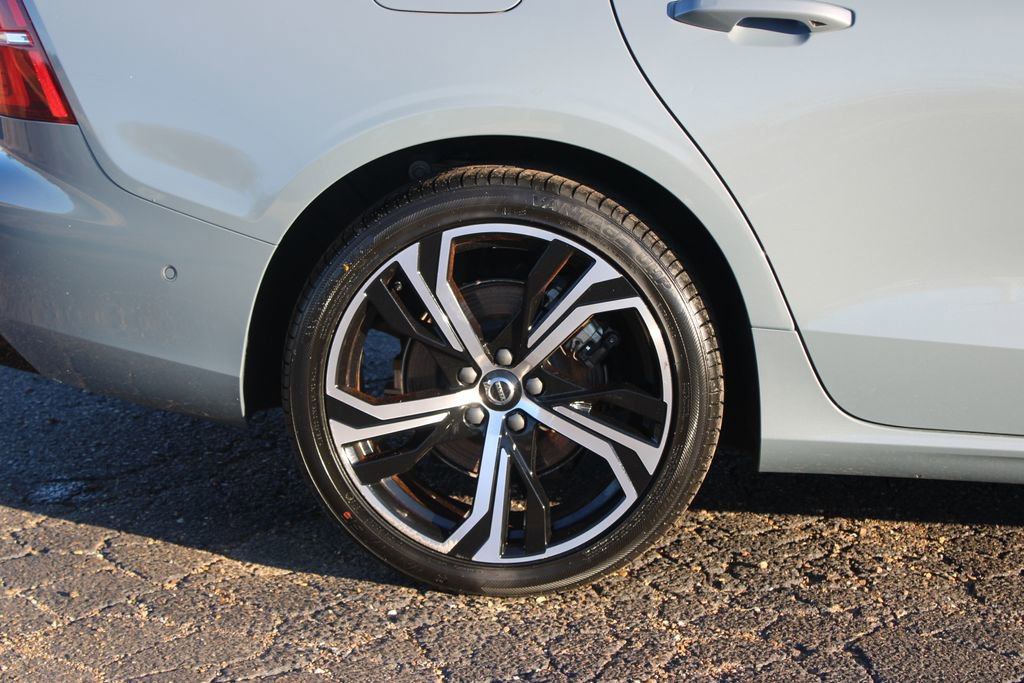 Used 2024 Volvo S60 B5 Plus image 13