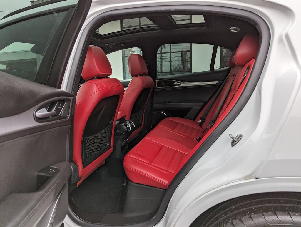 Used 2022 Alfa Romeo Stelvio Veloce AWD/4WD image 39