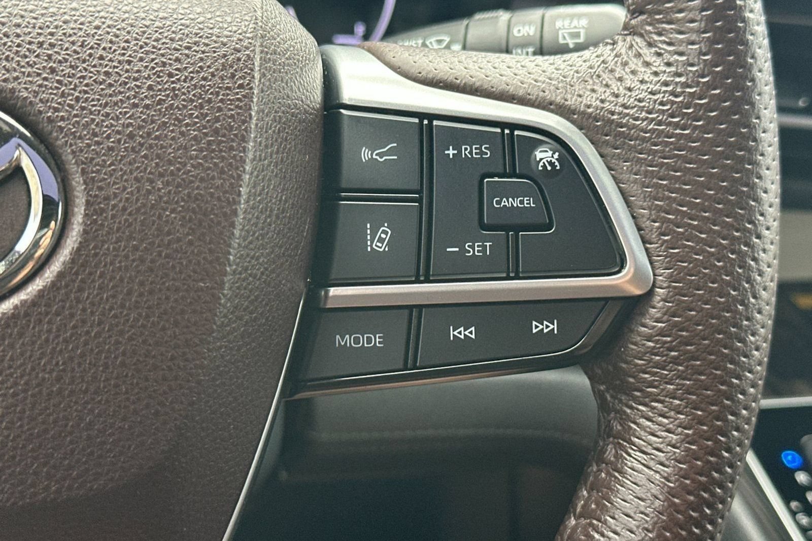 Used 2023 Toyota Sienna Platinum FWD image 33