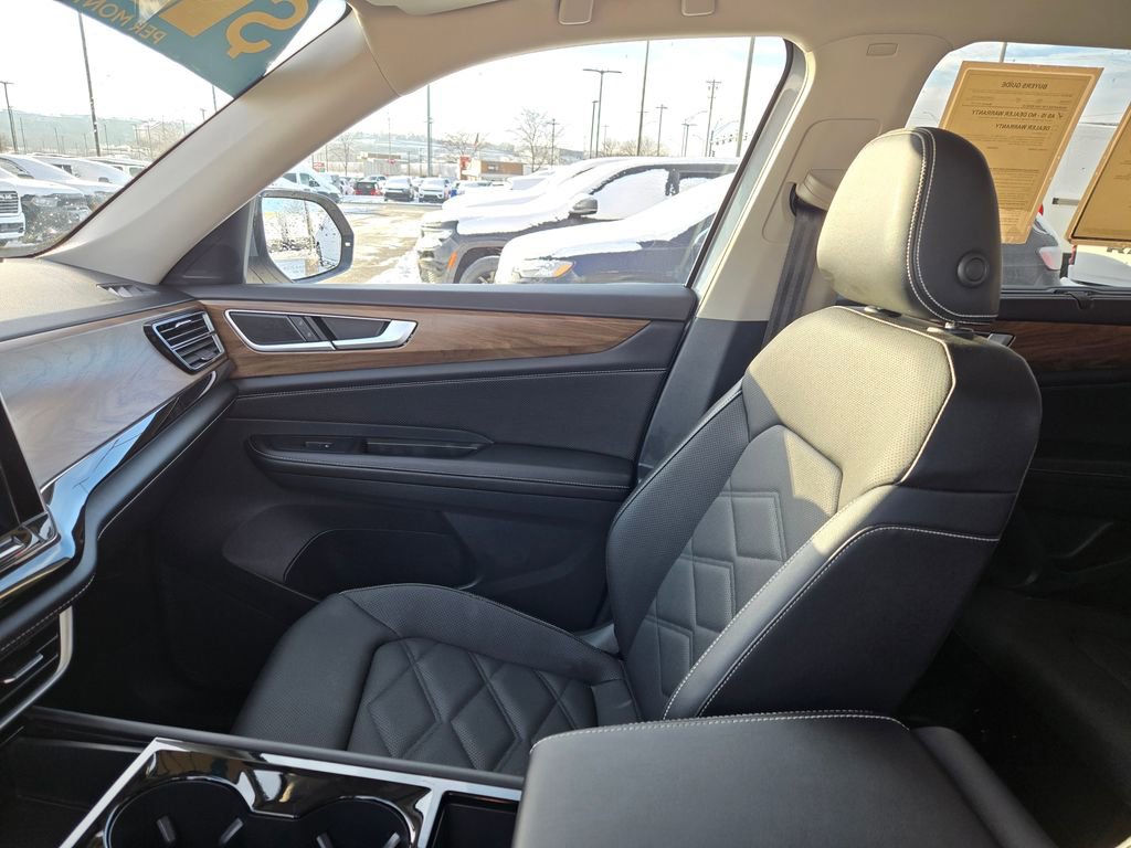 Used 2025 Volkswagen Atlas SE image 25