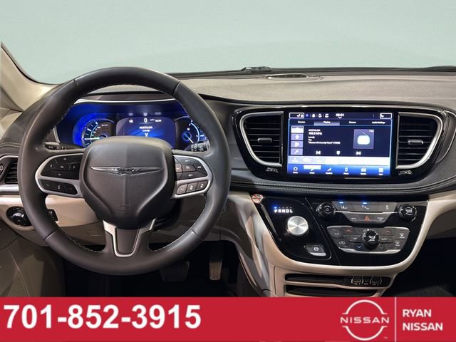 Used 2023 Chrysler Pacifica Touring-L image 18