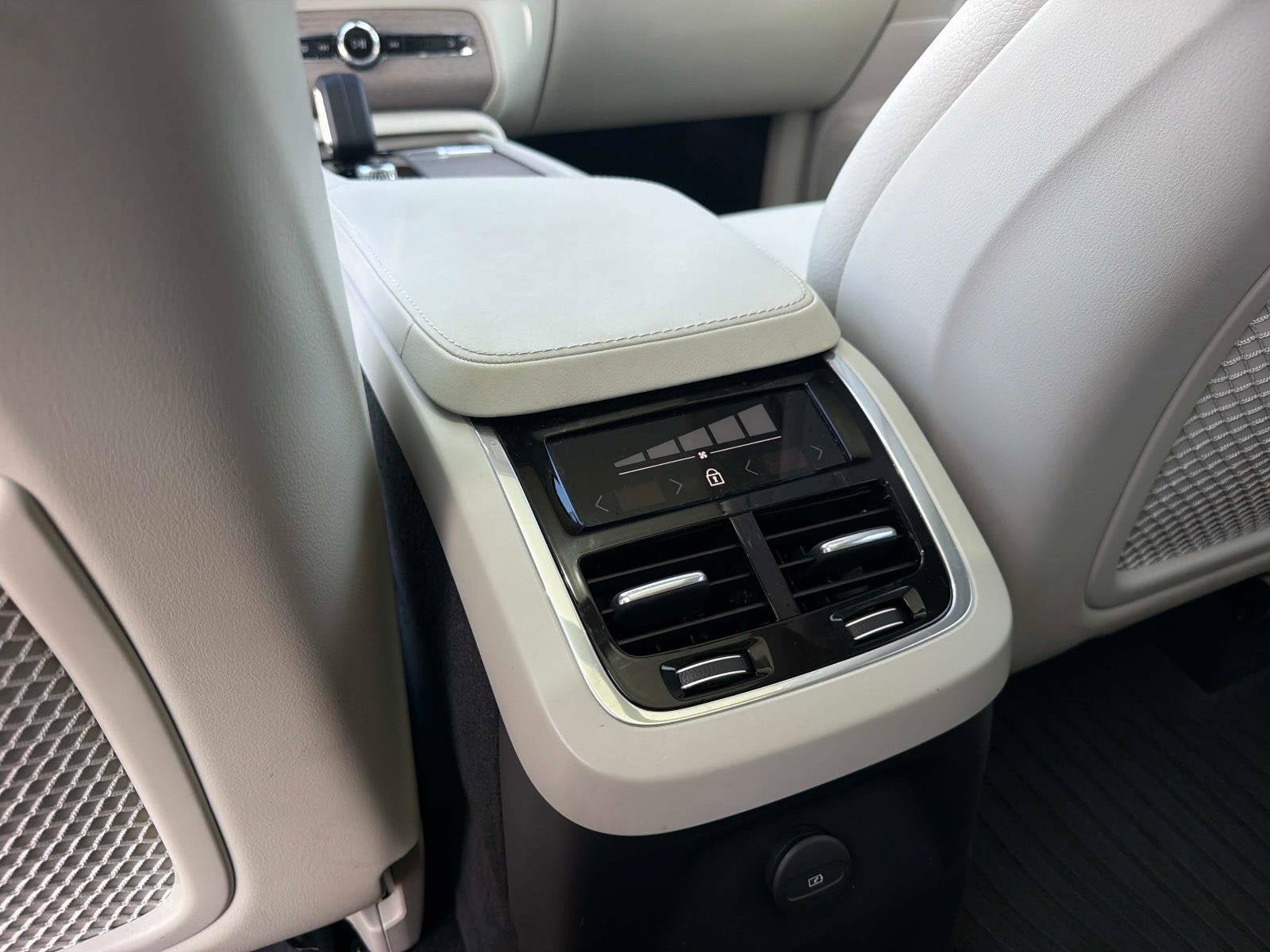 Certified 2024 Volvo XC90 T8 Core AWD/4WD image 15