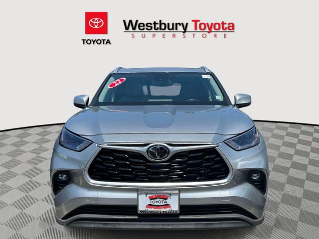 Used 2022 Toyota Highlander XLE AWD/4WD image 3