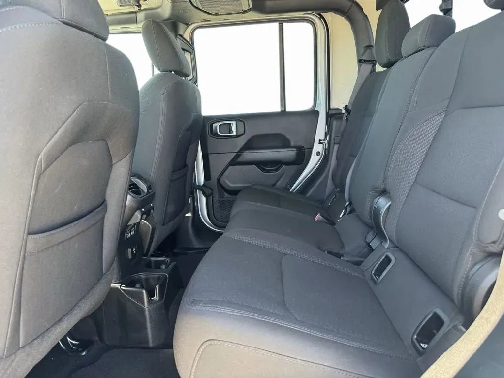 Used 2023 Jeep Gladiator Overland image 16