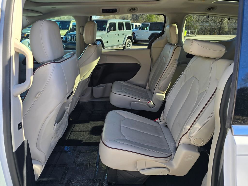 Used 2017 Chrysler Pacifica Limited w/ Tire & Wheel Group image 9