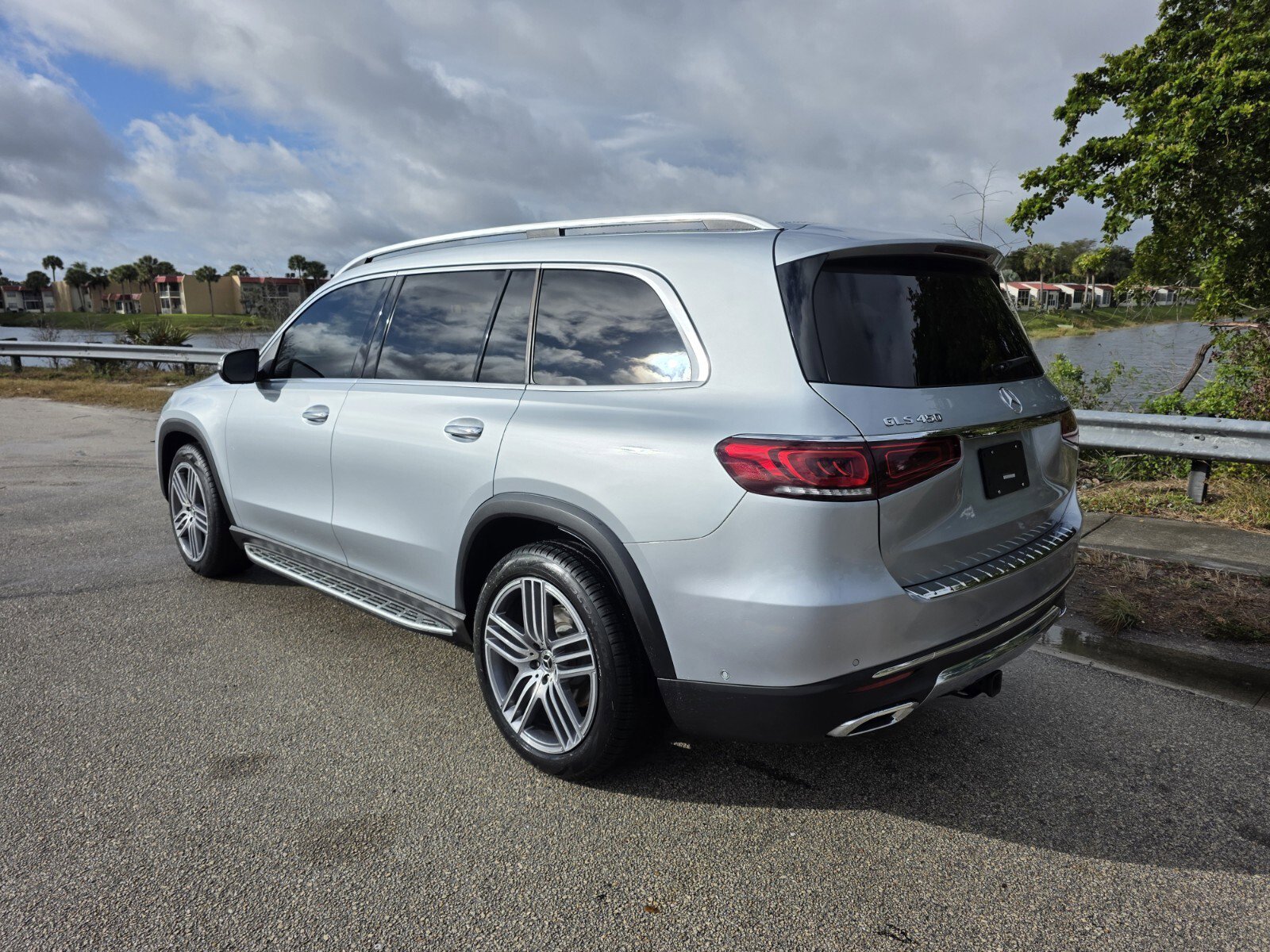 Used 2022 Mercedes-Benz GLS 450 4MATIC image 2