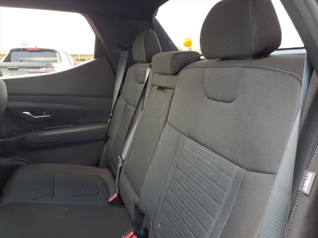 Used 2025 Hyundai Santa Cruz SE FWD image 13